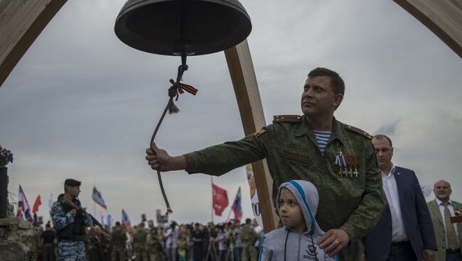 Глава Донецкой народной республики (ДНР) Александр Захарченко (в центре) на торжественных мероприятиях, посвященных празднованию Дня освобождения Донбасса от фашистских захватчиков, у мемориала на кургане Саур-Могила в Донецкой области