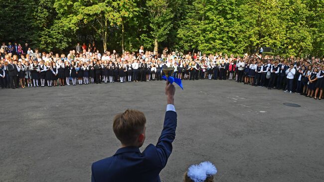 Ученики Аэрокосмического лицея №13 города Химки во время торжественной линейки, посвященной Дню знаний