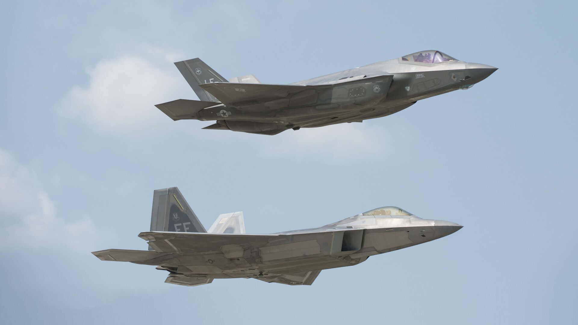 Истребители ВВС США F-22 Raptor (внизу) и F-35 Lightning II - РИА Новости, 1920, 16.08.2025