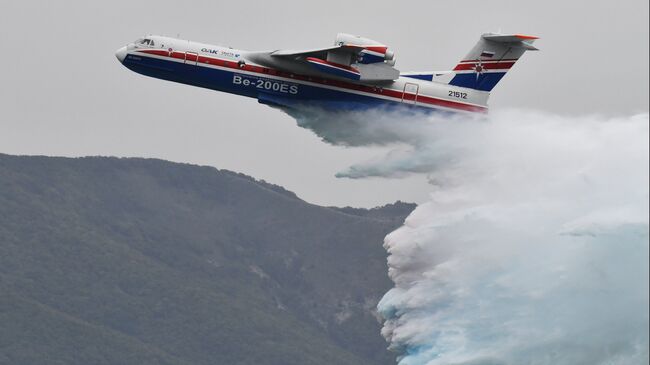 Самолет-амфибия МЧС РФ БЕ-200ЧС на международной выставке Гидроавиасалон в Геленджике. 6 сентября 2018