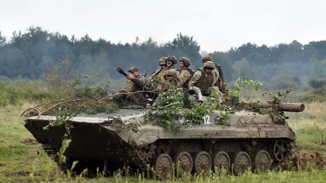 Военнослужащие вооруженных сил Украины и армейских подразделений иностранных государств на боевой машине пехоты БМП-2 во время активной фазы военных учений Репид Трайдент - 2018