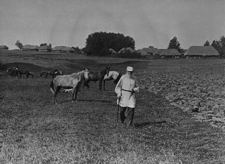 Русский писатель Лев Николаевич Толстой на прогулке. Ясная Поляна, 1908 год Русский писатель Лев Николаевич Толстой на прогулке. Ясная Поляна, 1908 год