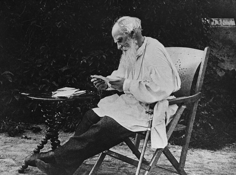 Русский писатель Лев Николаевич Толстой разбирает утреннюю почту. Мещерское Московской губернии, 1910 год