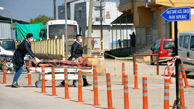 Эвакуация пострадавших в результате предполагаемой химатаки в Идлибе