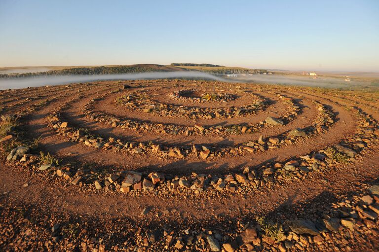 Спираль желаний на сопке Шаманка в историко-культурном заповеднике Аркаим