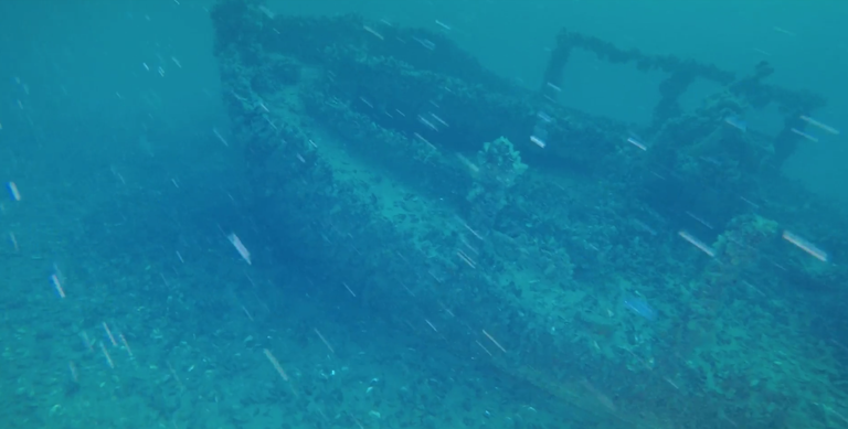 Затонувший корабль Четвертый у мыса Тарханкут, Крым Затонувший корабль Четвертый у мыса Тарханкут, Крым