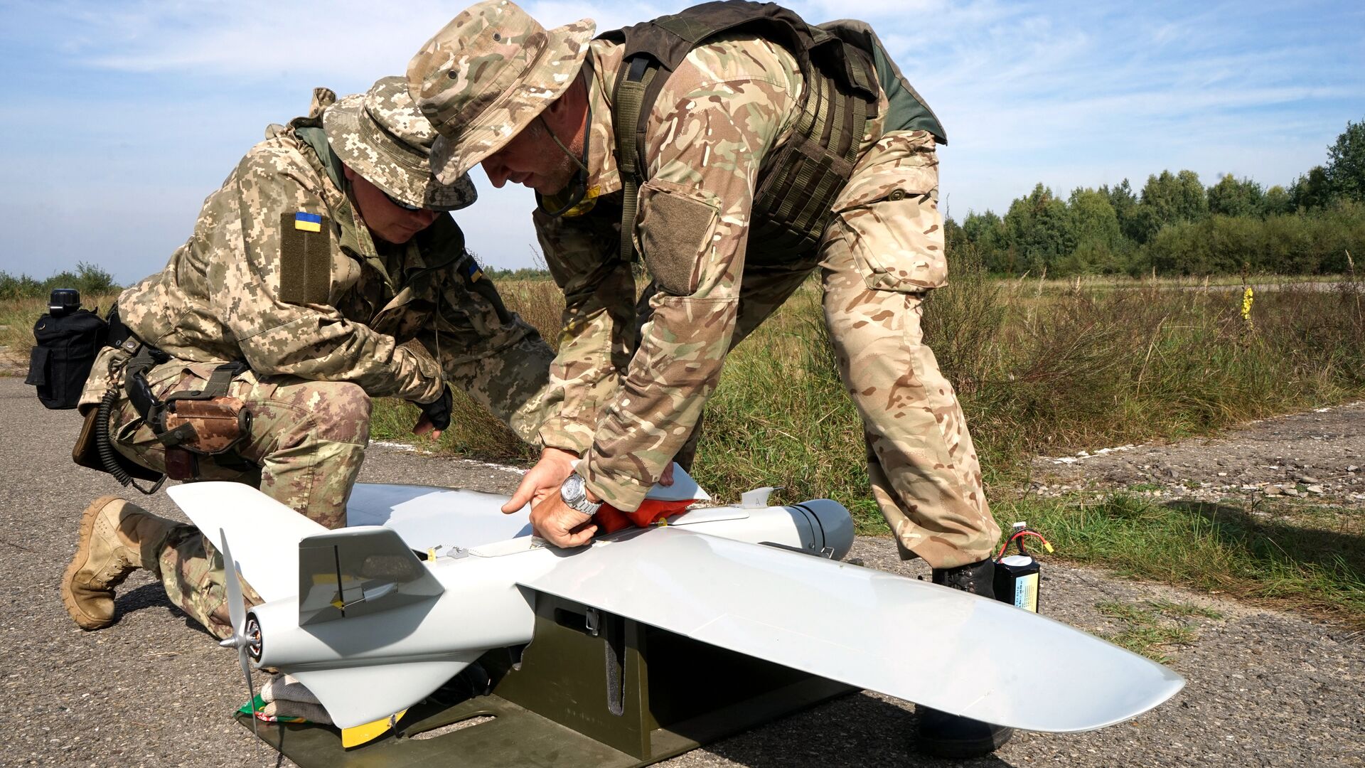 Украинские военные с беспилотным летательным аппаратом. Архивное фото - РИА Новости, 1920, 15.06.2023