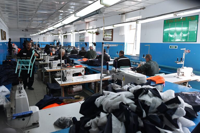 Заключенные в швейном цехе Исправительной колонии №22 УФСИН России в поселке Леплей Зубово-Полянского района Республики Мордовия