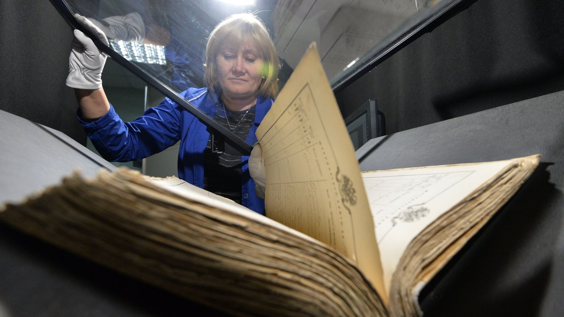 Сотрудница сканирует архивные документы - РИА Новости, 1920, 06.05.2025