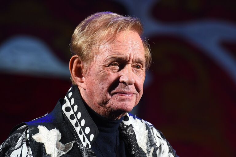 Режиссёр Роман Виктюк после спектакля Служанки, открывшего новый сезон на сцене Московского театра Романа Виктюка. Режиссёр Роман Виктюк после спектакля Служанки, открывшего новый сезон на сцене Московского театра Романа Виктюка.