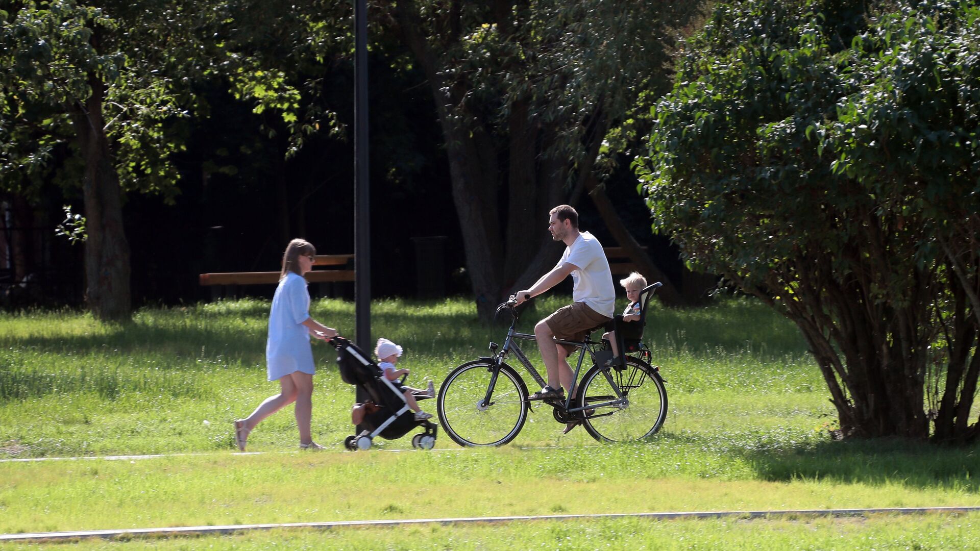 Отдыхающие в ландшафтном парке Южное Бутово после реконструкции - РИА Новости, 1920, 27.06.2025