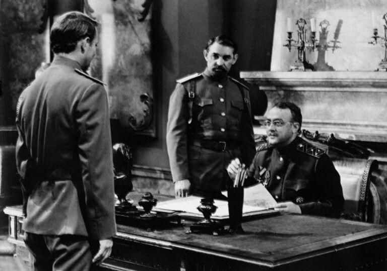 Кадр из фильма Адъютант его превосходительства. Режиссер - Евгений Ташков. В главных ролях - артисты В.Стржельчик (сидит) и Ю.Соломин (стоит спиной)