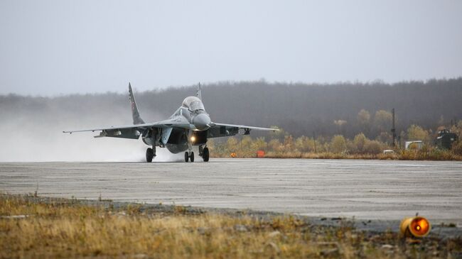 Многоцелевой истребитель МиГ-29 во время тренировочных полетов на военном аэродроме Североморск-3 в Мурманской области