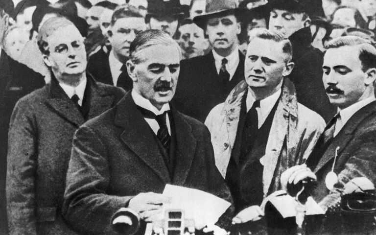 Премьер-министр Великобритании Невилл Чемберлен после возвращения из Германии держа в руках текст англо-германской декларации:Я привез мир нашему поколению