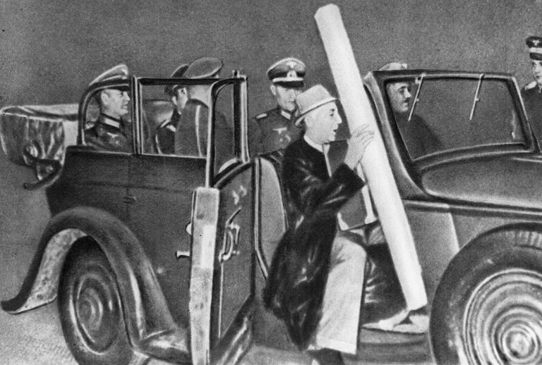 Генерал Вильгельм Кейтель увозит с совещания в Мюнхене карту чехословацких земель, отторгаемых в пользу нацистской Германии. Мюнхенское соглашение 1938 года о разделе Чехословакии