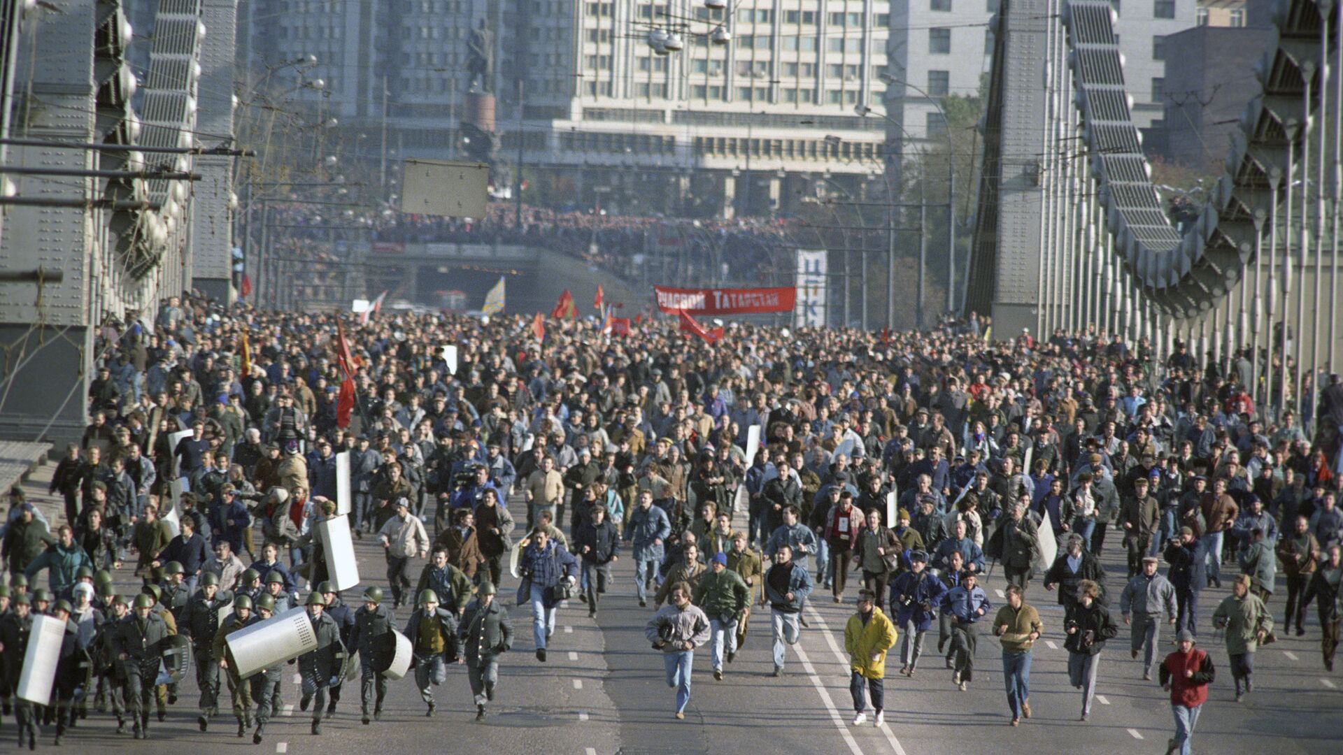 Сторонники Верховного Совета РФ после несанкционированного митинга на Октябрьской площади, прорвав оцепление ОМОН, двинулись к Смоленской площади. 1993 год Сторонники Верховного Совета РФ после несанкционированного митинга на Октябрьской площади, прорвав оцепление ОМОН, двинулись к Смоленской площади. 1993 год - РИА Новости, 1920, 04.10.2021