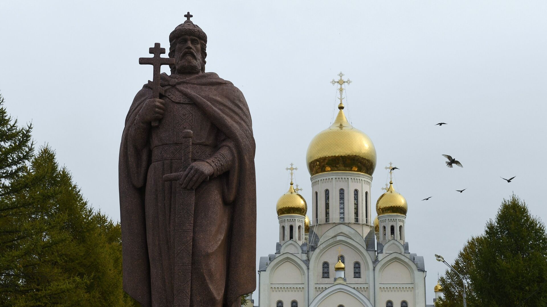 Памятник святому равноапостольному князю Владимиру после церемонии открытия в Троицком сквере возле Троице-Владимирского собора в Новосибирске - РИА Новости, 1920, 05.09.2021