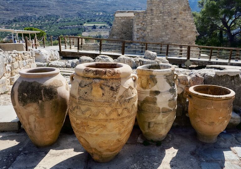 Амфоры на территории Кносского дворца. Архивное фото.