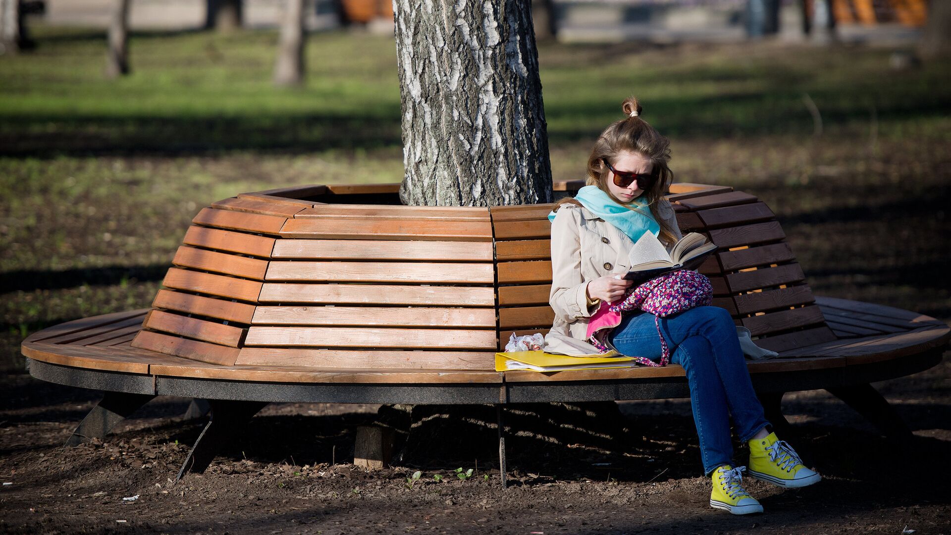 Девушка читает книгу в Центральном парке культуры и отдыха им. Горького - РИА Новости, 1920, 04.04.2024