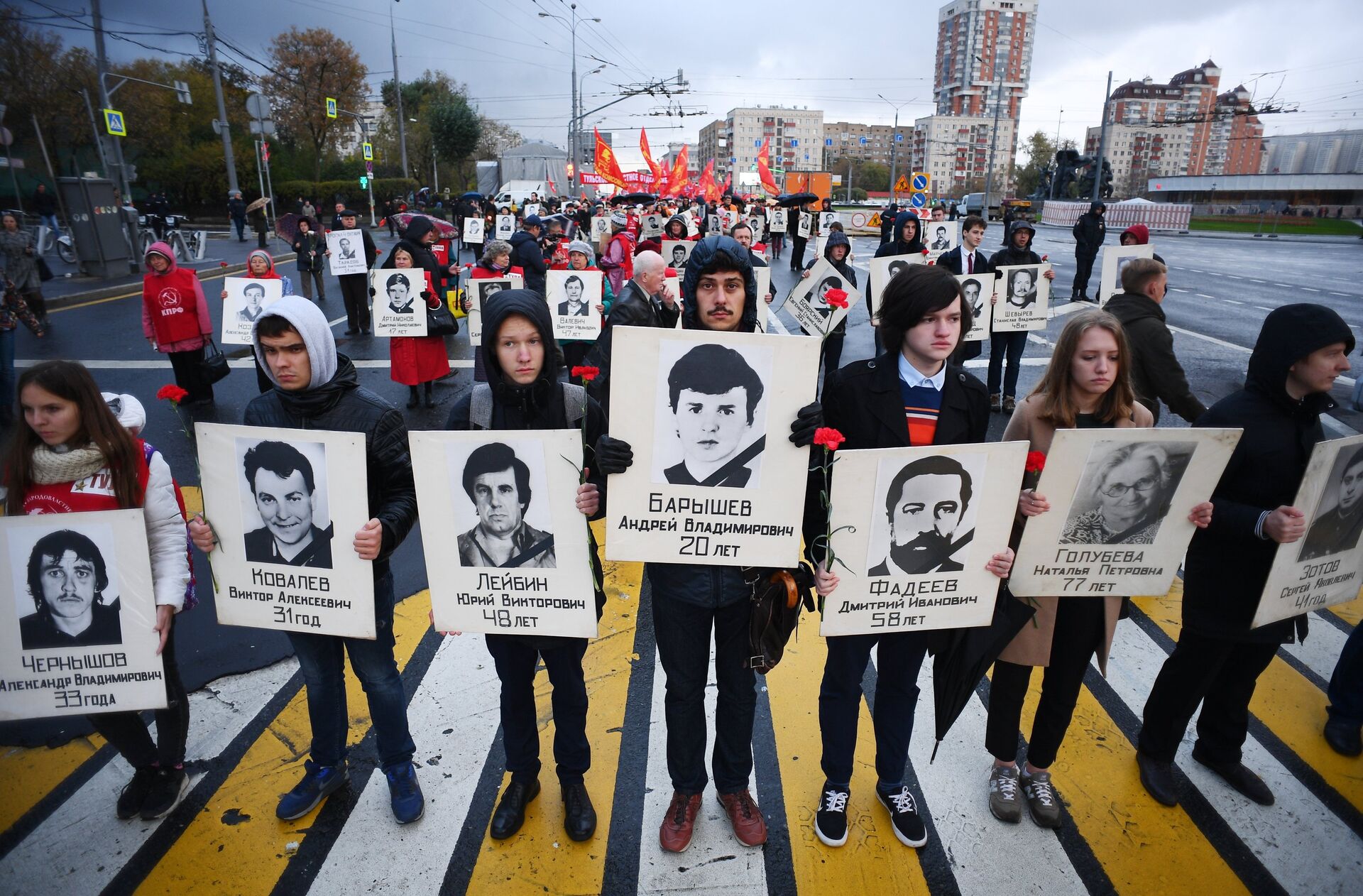 Участники траурного шествия в память о трагических событиях в Москве в октябре 1993 года. 4 октября 2018 Участники траурного шествия в память о трагических событиях в Москве в октябре 1993 года. 4 октября 2018 - РИА Новости, 1920, 04.10.2021