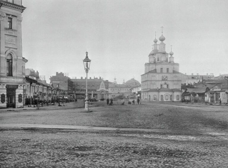 Москва. Вид на Охотный ряд и Церковь Параскевы Пятницы (храм утрачен). 1888 год