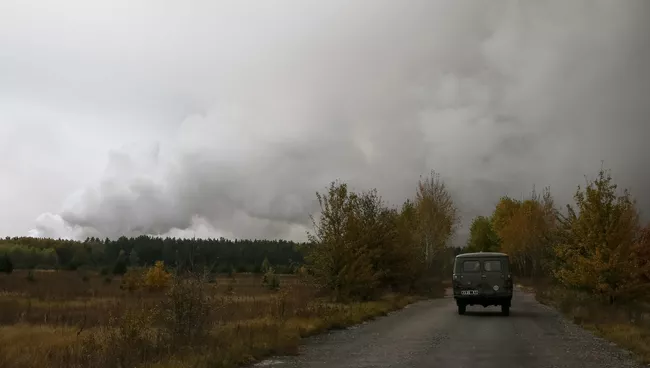 Дым от взрывов на складе с боеприпасами в районе населенного пункта Ичня Черниговской области, Украина. 9 октября 2018
