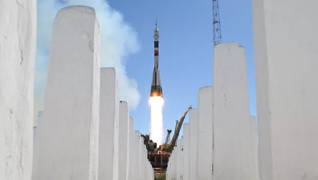Старт ракеты-носителя Союз-ФГ с пилотируемым кораблем Союз МС-10