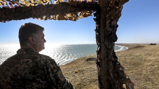 Президент Украины Петр Порошенко во время учений Вооруженных сил Украины на побережье Азовского моря. 12 октября 2018