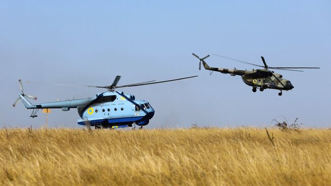 Морской многоцелевой вертолёт-амфибия Ми-14 и многоцелевой вертолёт Ми-8 во время учений Вооруженных сил Украины на побережье Азовского моря. 12 октября 2018