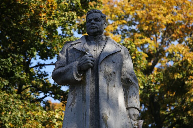 Фрагмент памятника генералу Ватутину в Мариинском парке Киева, который радикалы забросали яйцами. 14 октября 2018