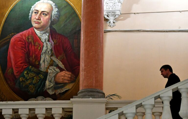 Мужчина во время Дня открытых дверей факультета журналистики МГУ