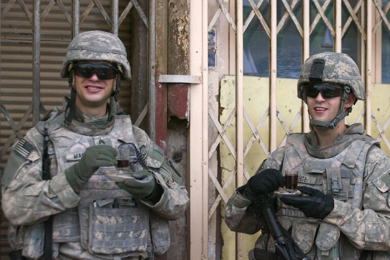 Американские военные пьют кофе Американские военные пьют кофе