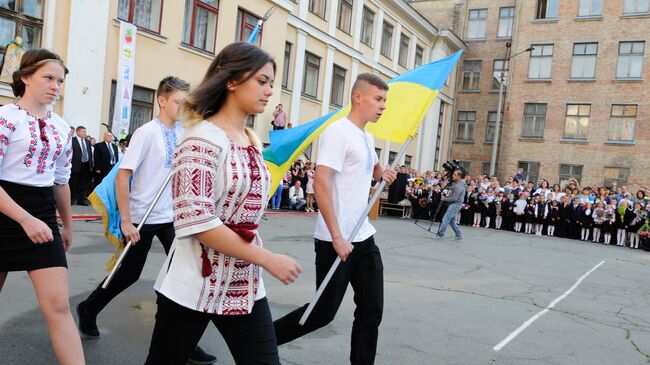 Ученики на торжественной линейке в киевской школе