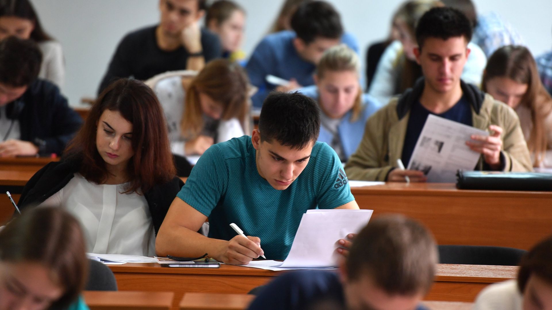 Участники международной акции Большой этнографический диктант пишут диктант в филиале Московского государственного университета имени М. В. Ломоносова в Севастополе Участники международной акции Большой этнографический диктант пишут диктант в филиале Московского государственного университета имени М. В. Ломоносова в Севастополе - РИА Новости, 1920, 31.07.2026