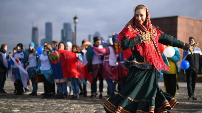 Волонтеры во время флешмоба, где будут развернуты флаги всех 85 регионов России в честь Дня народного единства на Поклонной горе в Москве