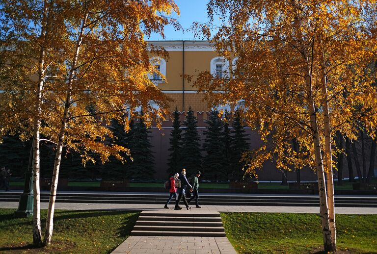 Прохожие в Александровском саду в Москв Прохожие в Александровском саду в Москв