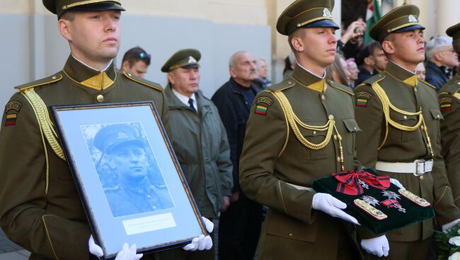 Перезахоронение останков командира лесных братьев Адольфаса Раманаускаса-Ванагаса в Вильнюсе