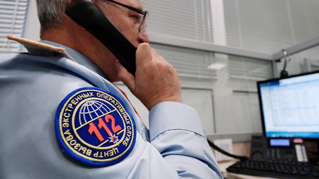 Сотрудник на рабочем месте Центр вызова экстренных оперативных служб по единому номеру 112 в городе Подольске Московской области. Архивное фото