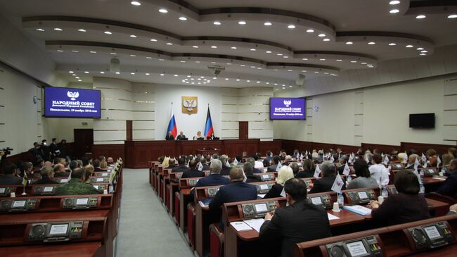 Депутаты во время первого заседания парламента Донецкой народной республики