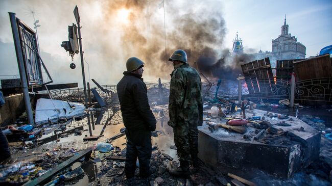 Сторонники оппозиции на площади Независимости в Киеве, где начались столкновения митингующих и сотрудников милиции