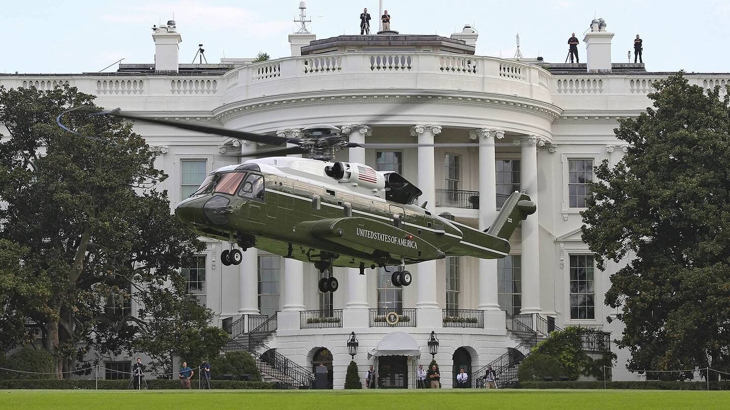 Вертолет Sikorsky VH-92 Marine One у Белого дома - РИА Новости, 1920, 17.02.2021