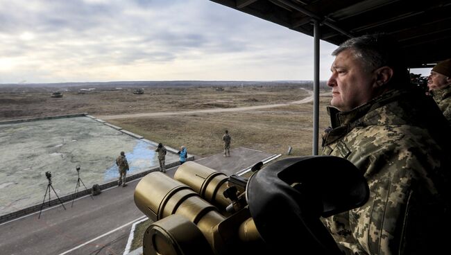 Президент Украины Петр Порошенко во время тактических учений десантно-штурмовых войск в Житомирской области. 21 ноября 2018