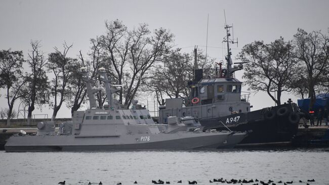 Малые бронированные артиллерийские катера Никополь, Бердянск и рейдовый буксир Яны Капу ВМС Украины в порту Керчи. 26 ноября 2018