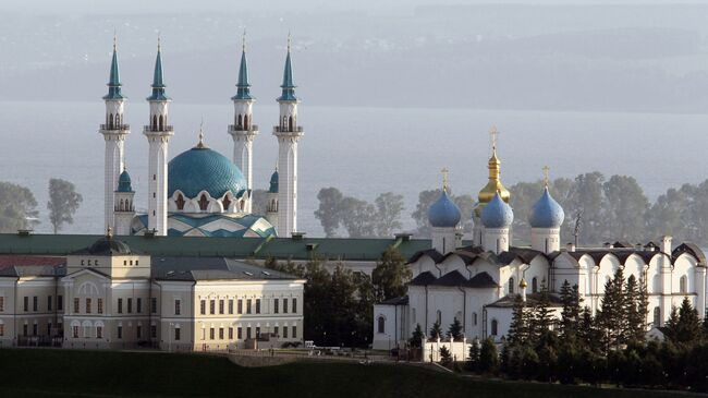 Вид на Мечеть Кул Шариф (слева) и Благовещенский собор (справа), расположенные на территории Казанского Кремля, со смотровой площадки отеля Ривьера