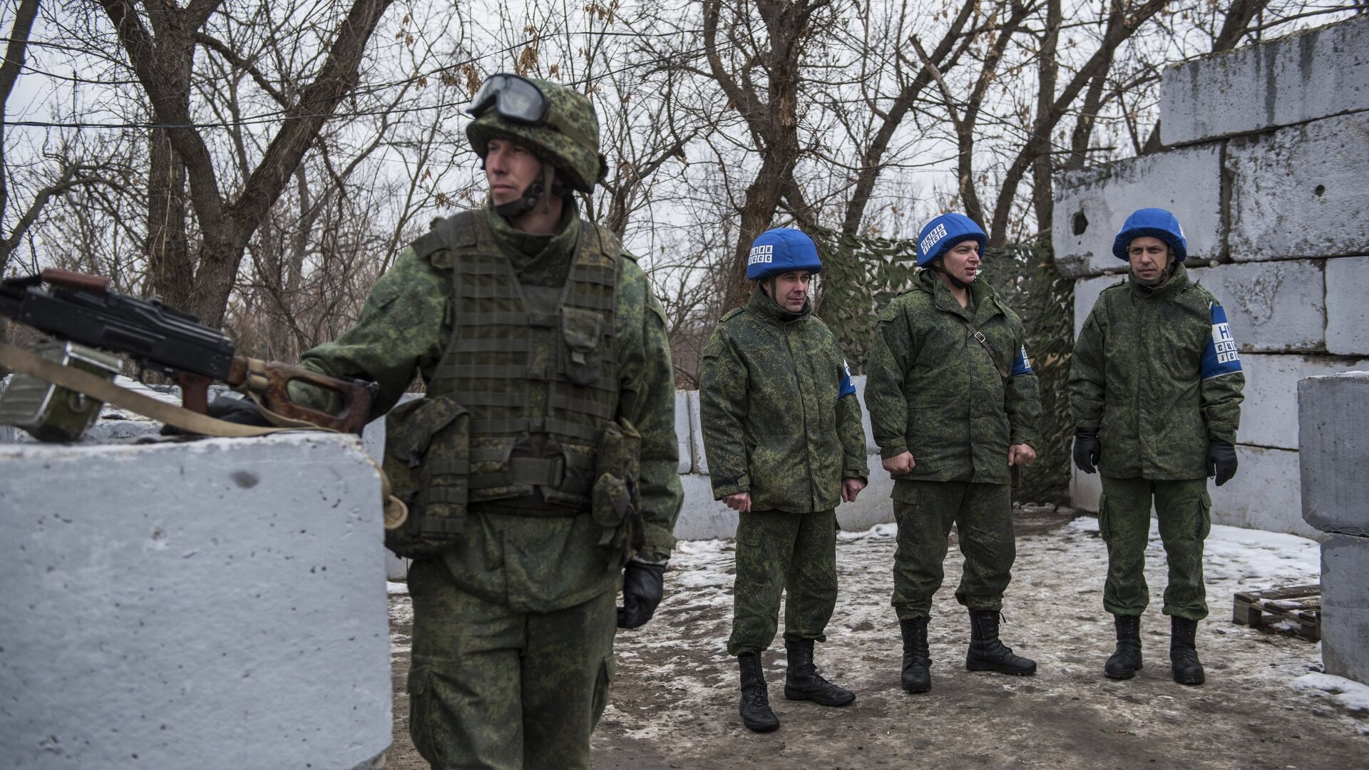 Военнослужащий ЛНР и наблюдатели ОБСЕ на контрольно-пропускном пункте в районе Станицы Луганской - РИА Новости, 1920, 14.03.2021