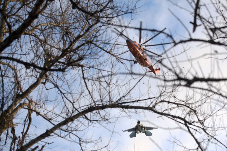 Вертолет Ми-26 перевозит на внешней подвеске истребитель Су-27 с военного аэродрома в Пушкине в военно-исторический парк Западного военного округа в Кронштадте. 27 ноября 2018 Вертолет Ми-26 перевозит на внешней подвеске истребитель Су-27 с военного аэродрома в Пушкине в военно-исторический парк Западного военного округа в Кронштадте. 27 ноября 2018