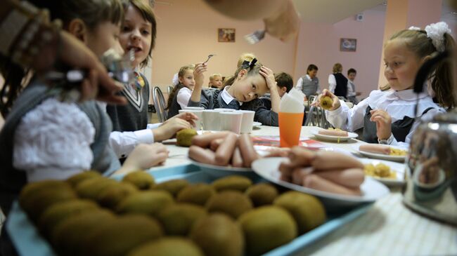 Первоклассники в столовой на обеде в одной из московских школ