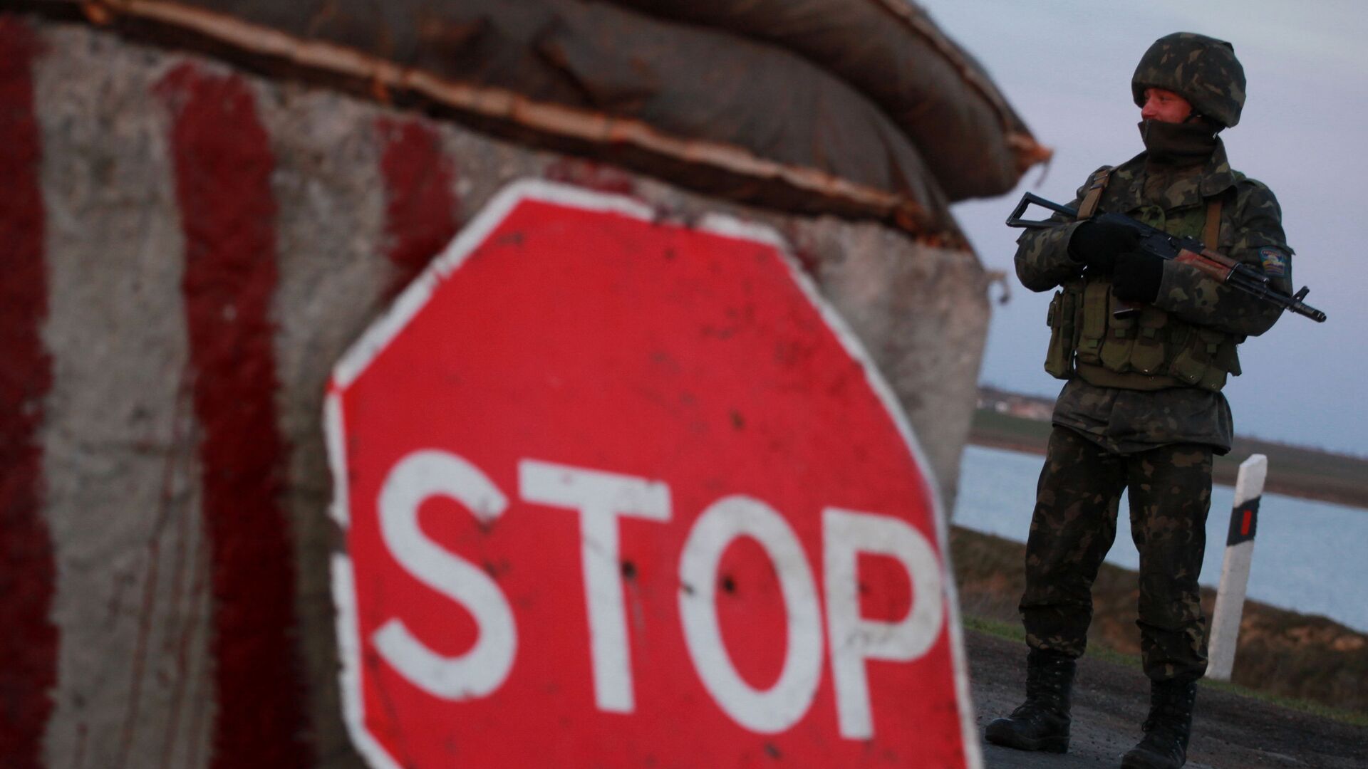 Украинский военный на контрольно-пропускном пункте в селе Чонгар Херсонской области Украины - РИА Новости, 1920, 28.01.2023