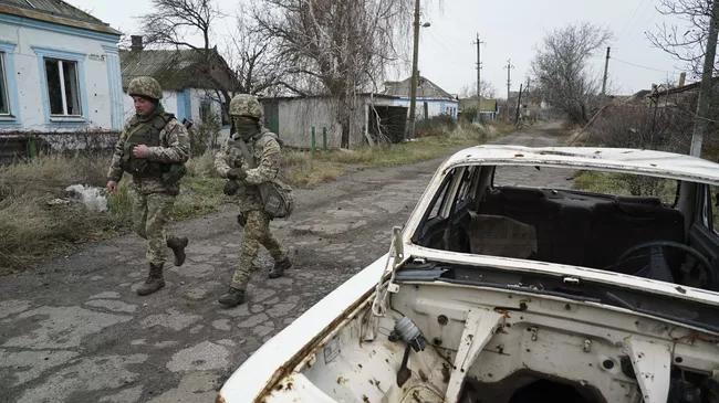 Украинские военные в зоне боевых действий. Архивное фото