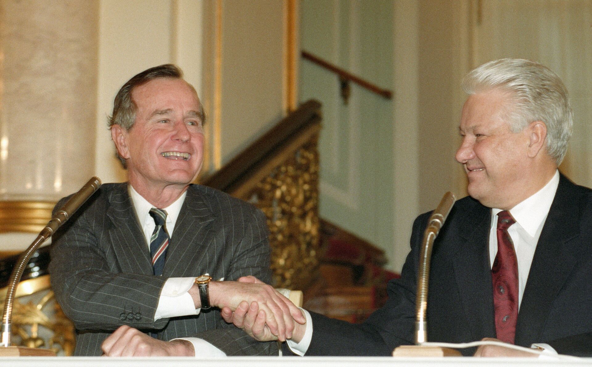 Президент РФ Борис Ельцин и президент США Джордж Буш после подписания российско-американского договора о дальнейшем сокращении и ограничении стратегического наступательного вооружения Президент РФ Борис Ельцин и президент США Джордж Буш после подписания российско-американского договора о дальнейшем сокращении и ограничении стратегического наступательного вооружения - РИА Новости, 1920, 31.01.2022
